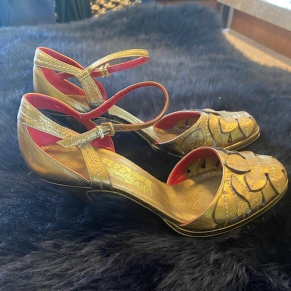 Ferragamo Gold Heels Size 9 1/2 B Leaf design Leather - Picture 2 of 16